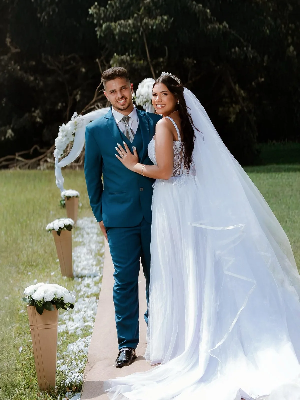 Casal brindando no casamento