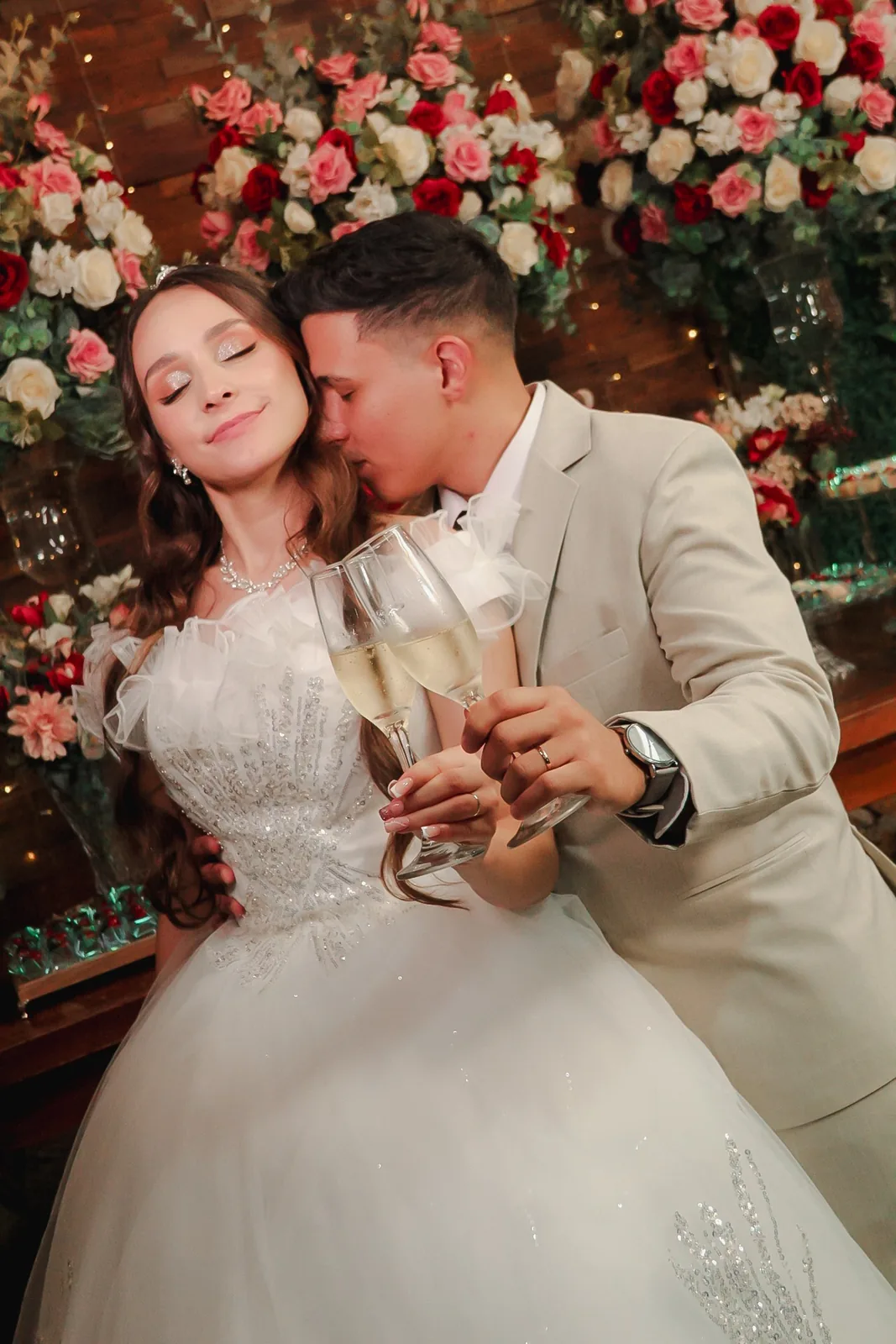 Casal de noivos em cerimônia religiosa