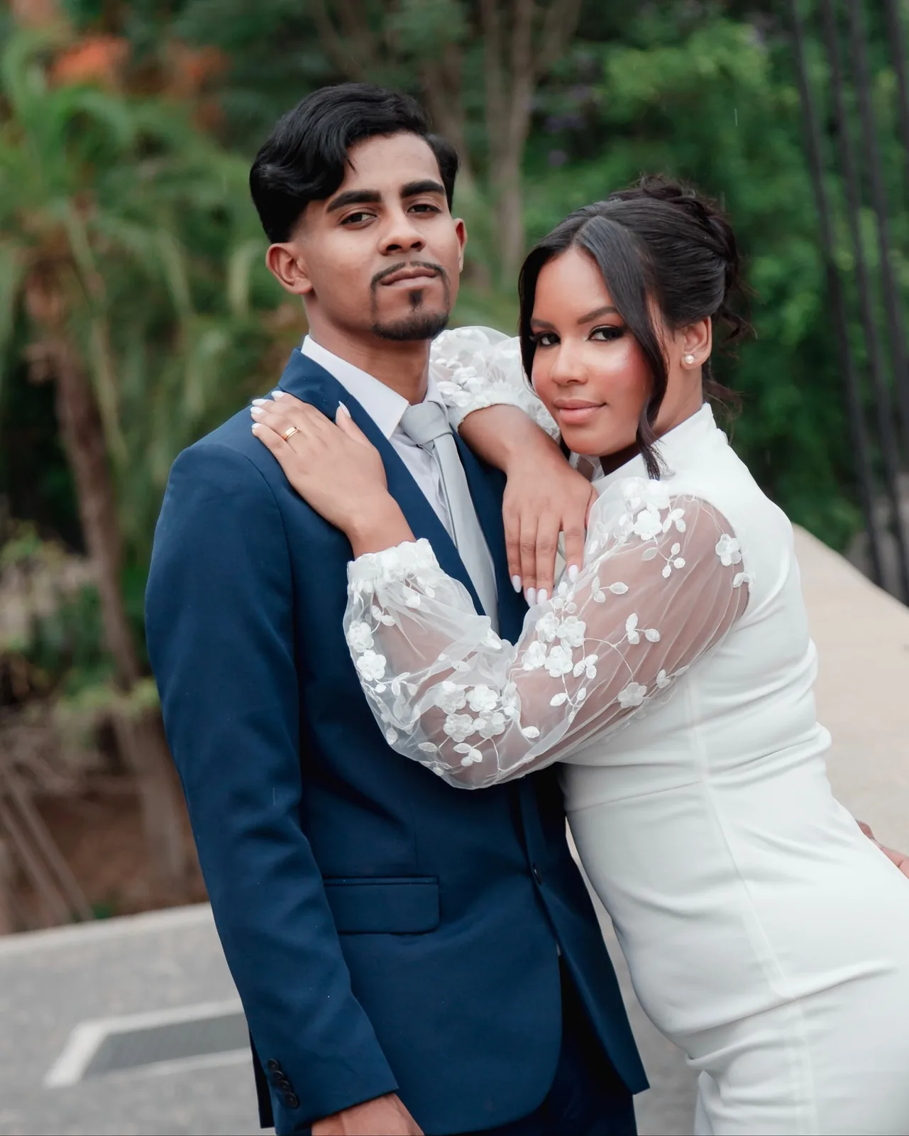 Noivos em beijo no casamento
