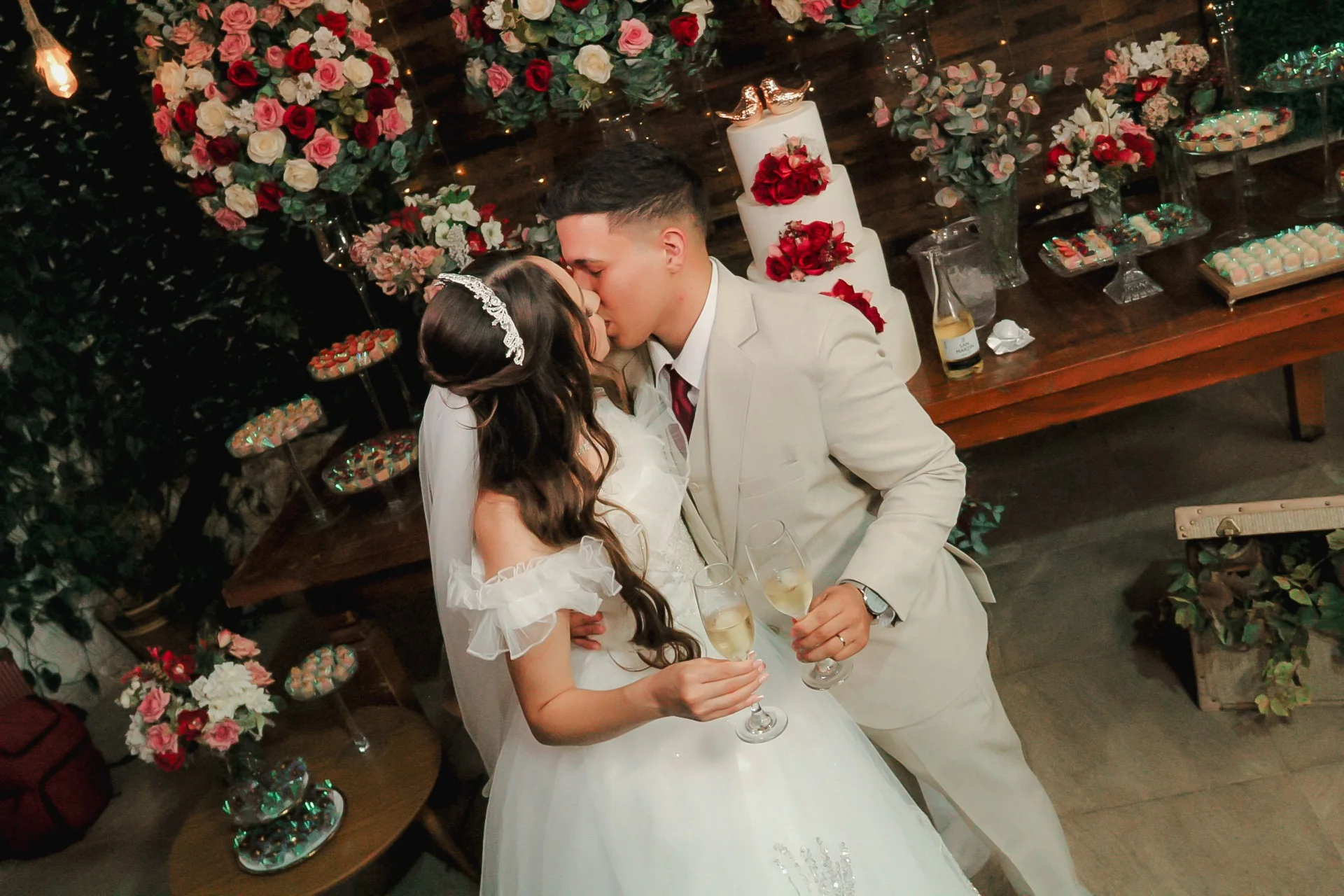 Casal de noivos celebrando o casamento