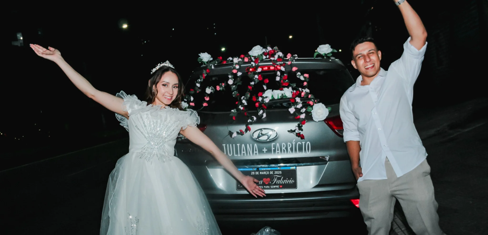 Casal de noivos comemorando no carro