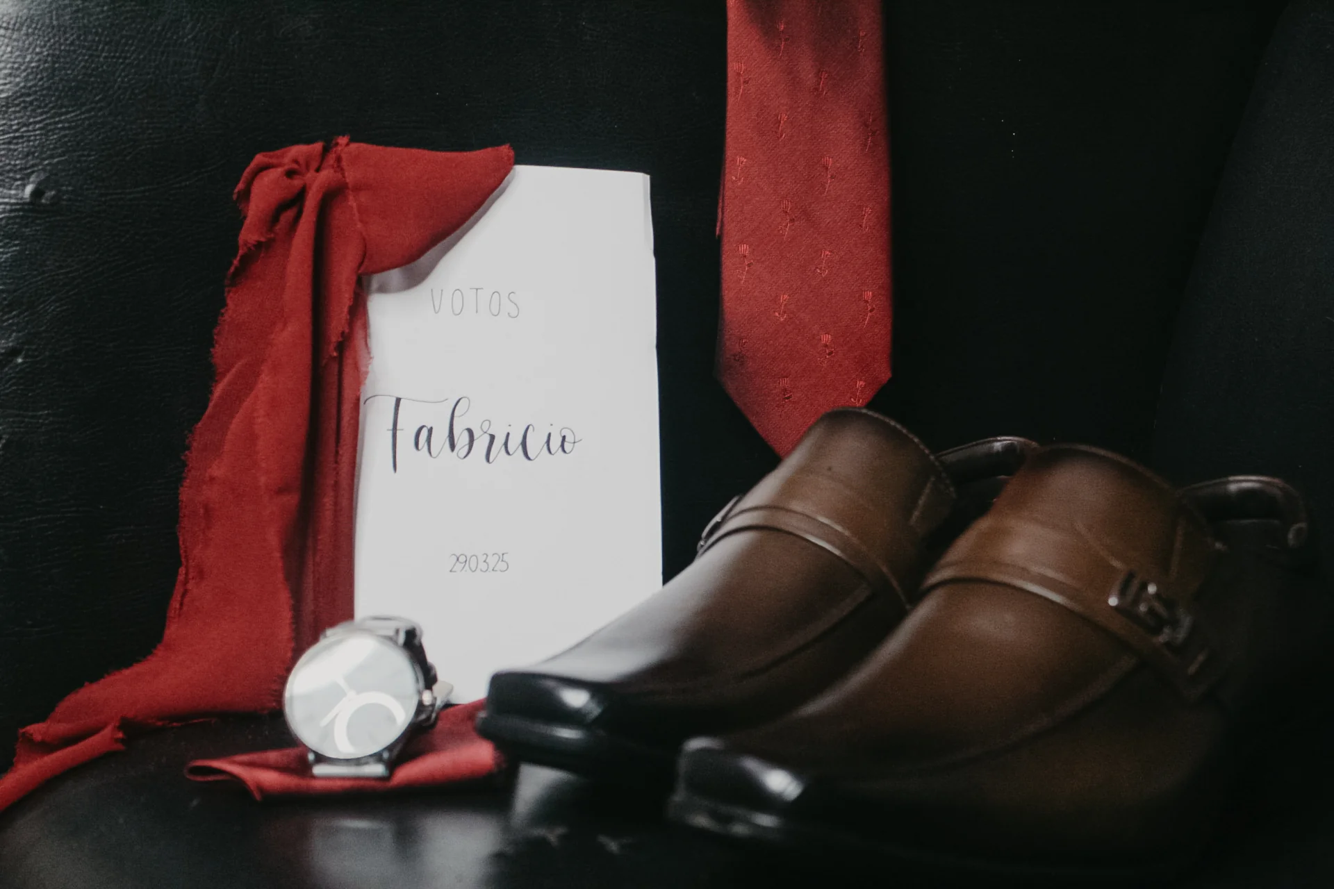 Detalhes do noivo com votos e sapatos