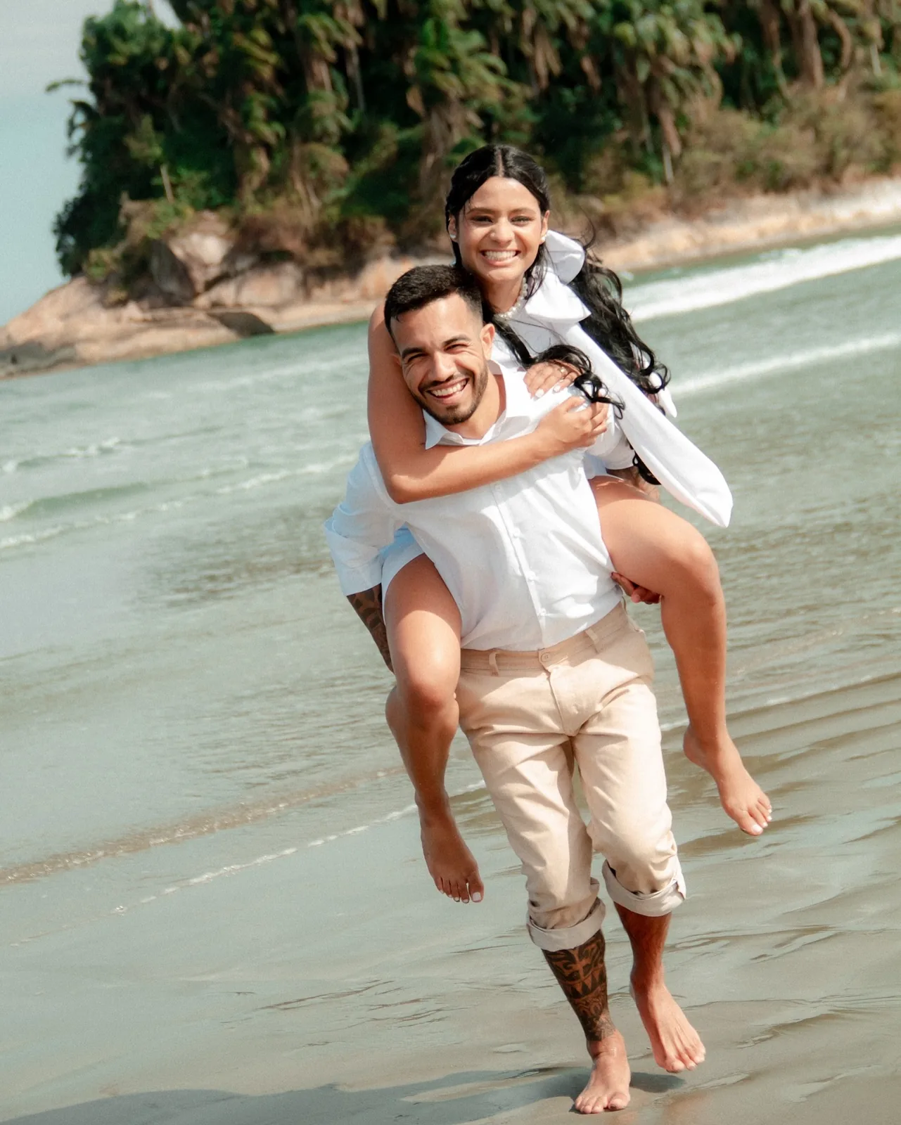 Casal em ensaio pré-wedding na praia