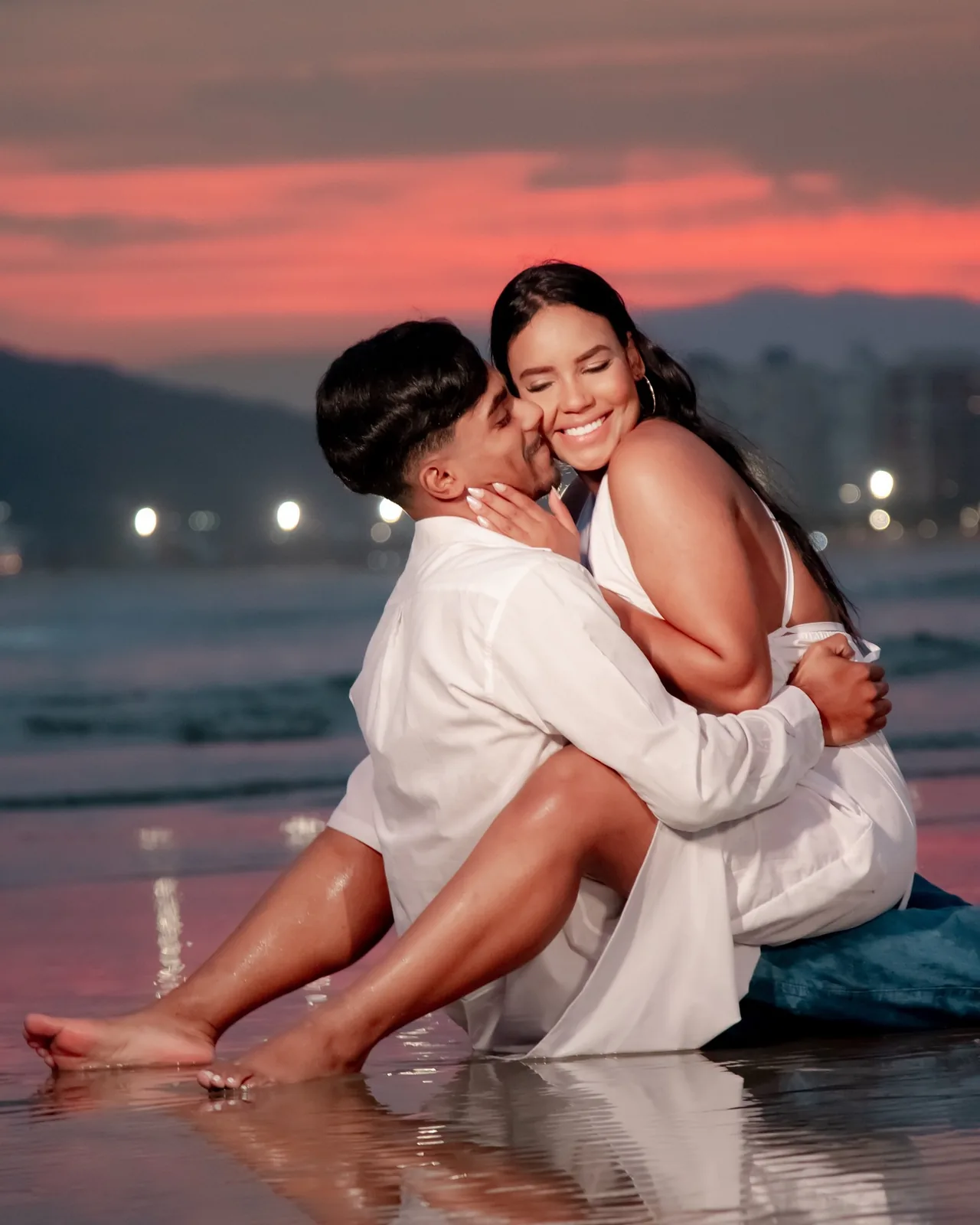 Casal no pôr do sol na praia