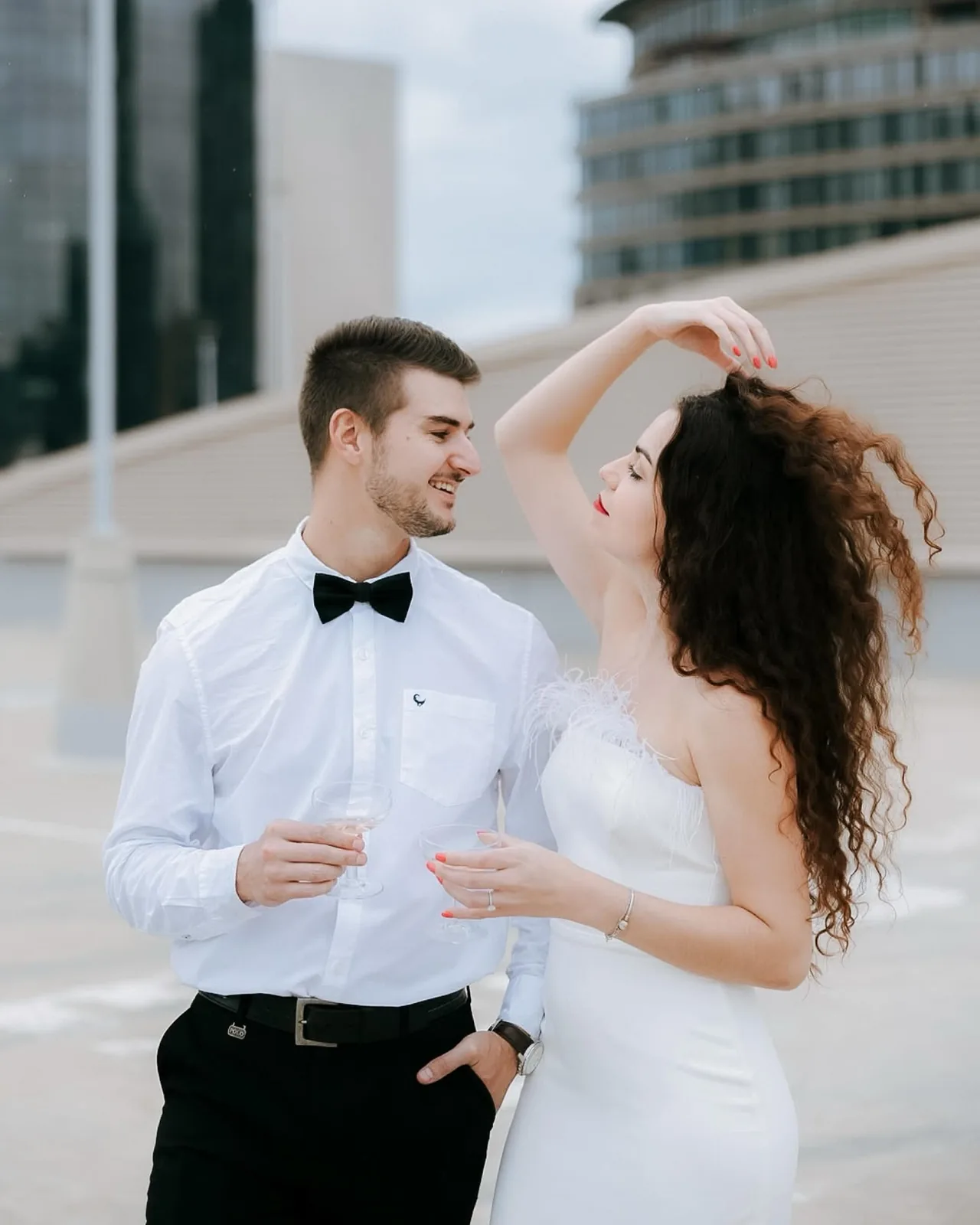 Casal elegante em cenário urbano