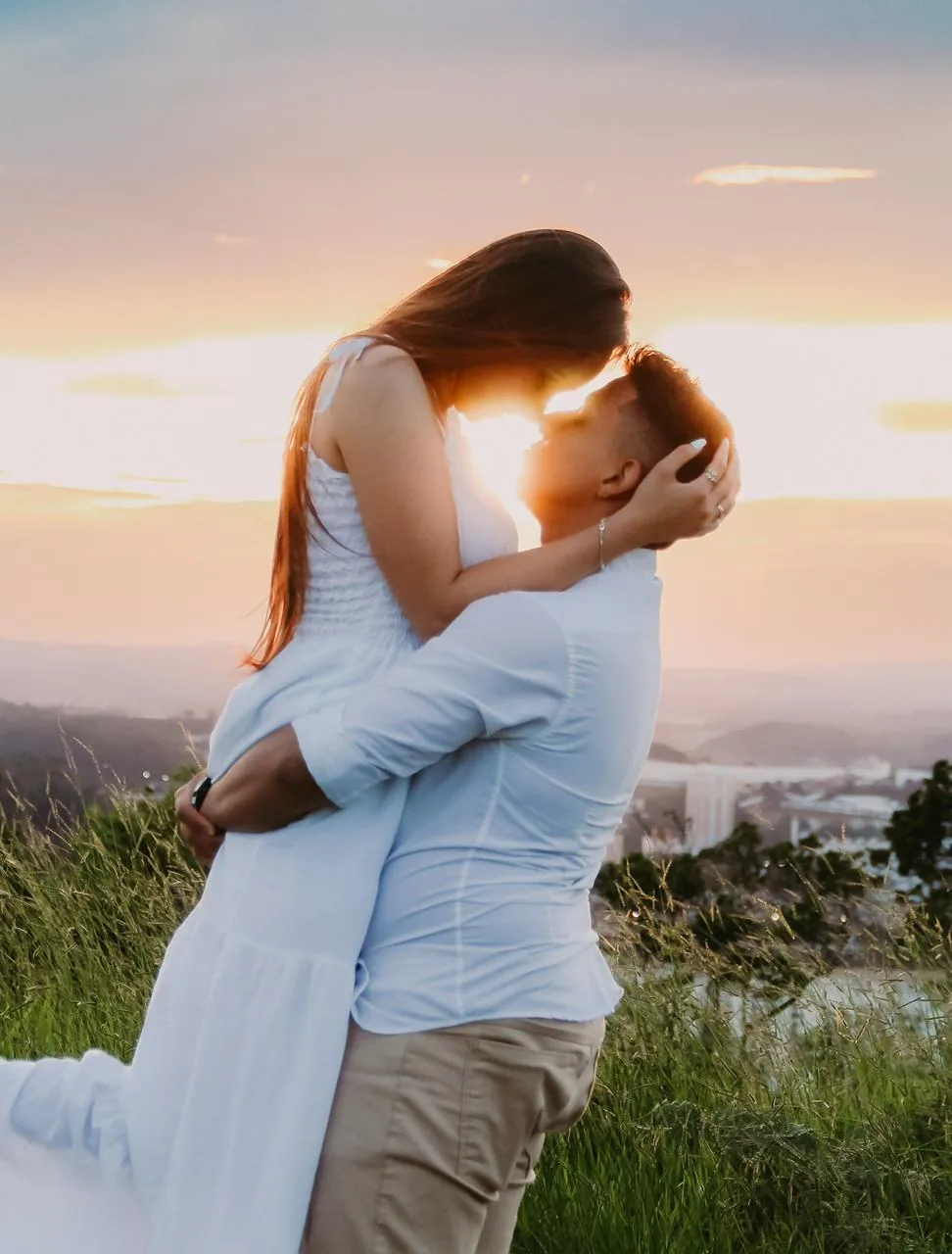 Casal no pôr do sol