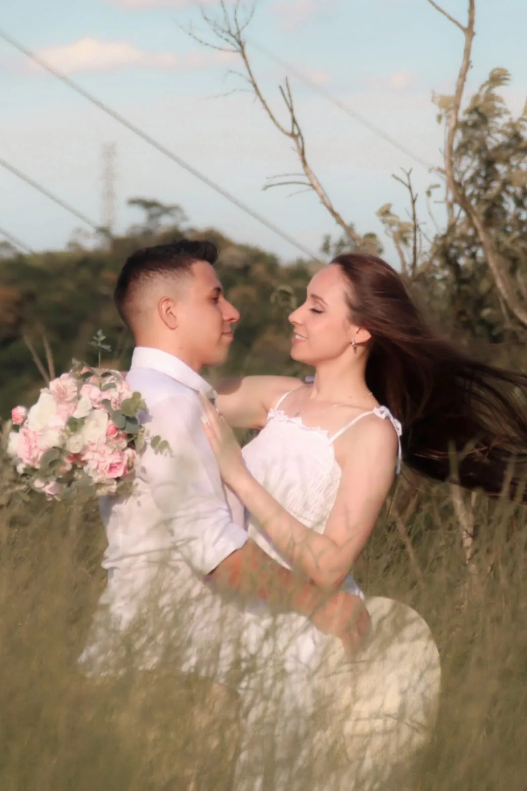 Casal beijando no campo